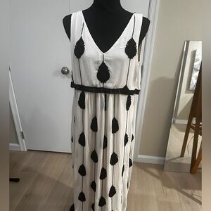 Elegant White and Black Sleeveless Dress